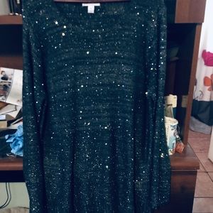 Light and long sweater with sequins.